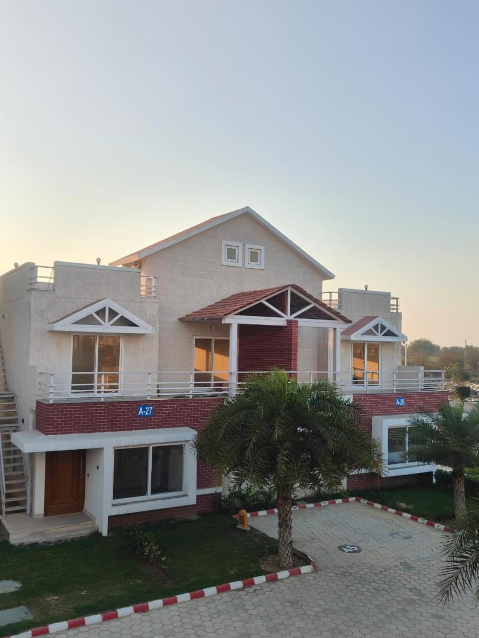 Villa In Vrindavan, Hare Krishna M Exterior photo
