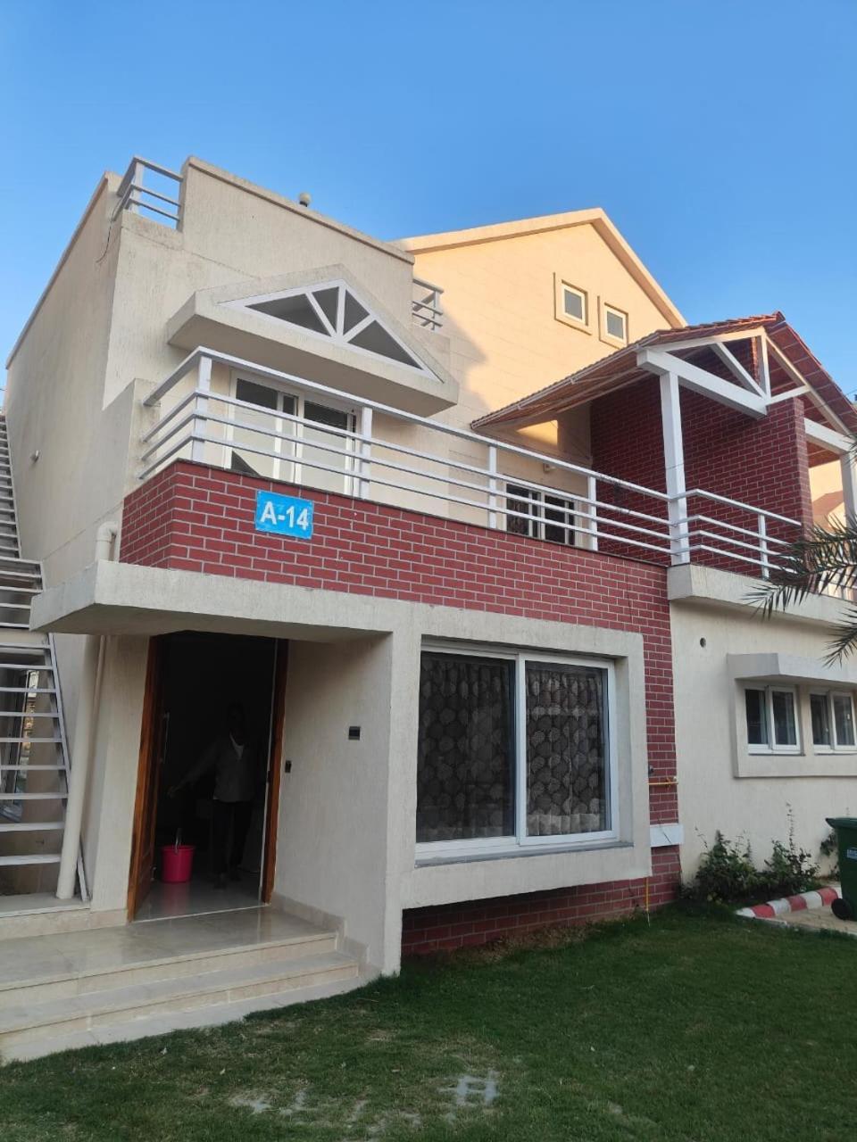 Villa In Vrindavan, Hare Krishna M Exterior photo